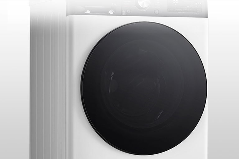 תמונה של מכונת כביסה בה ניתן לראות בבירור את דלת הזכוכית המחוסמת.