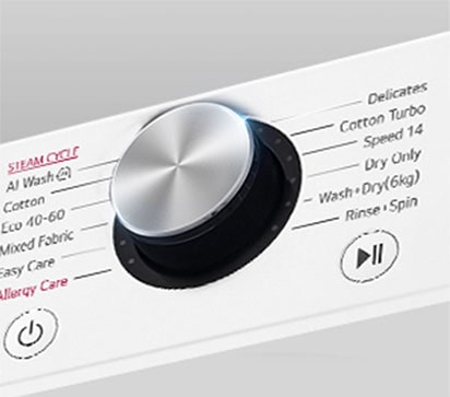 זוהי תמונה מוגדלת של כפתור החוגה ממתכת בלוח של מכונת כביסה.