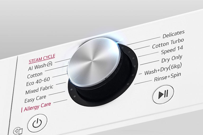 זוהי תמונה מוגדלת של כפתור החוגה ממתכת בלוח של מכונת כביסה.