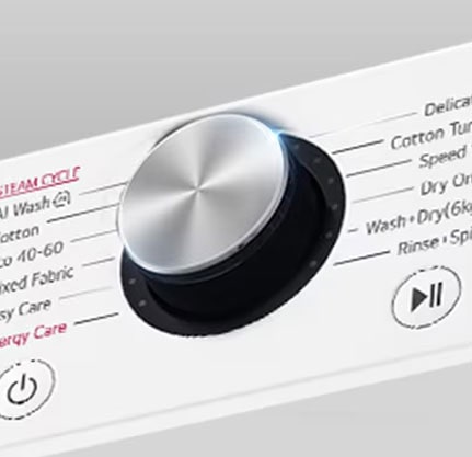 זוהי תמונה מוגדלת של כפתור החוגה ממתכת בלוח של מכונת כביסה.