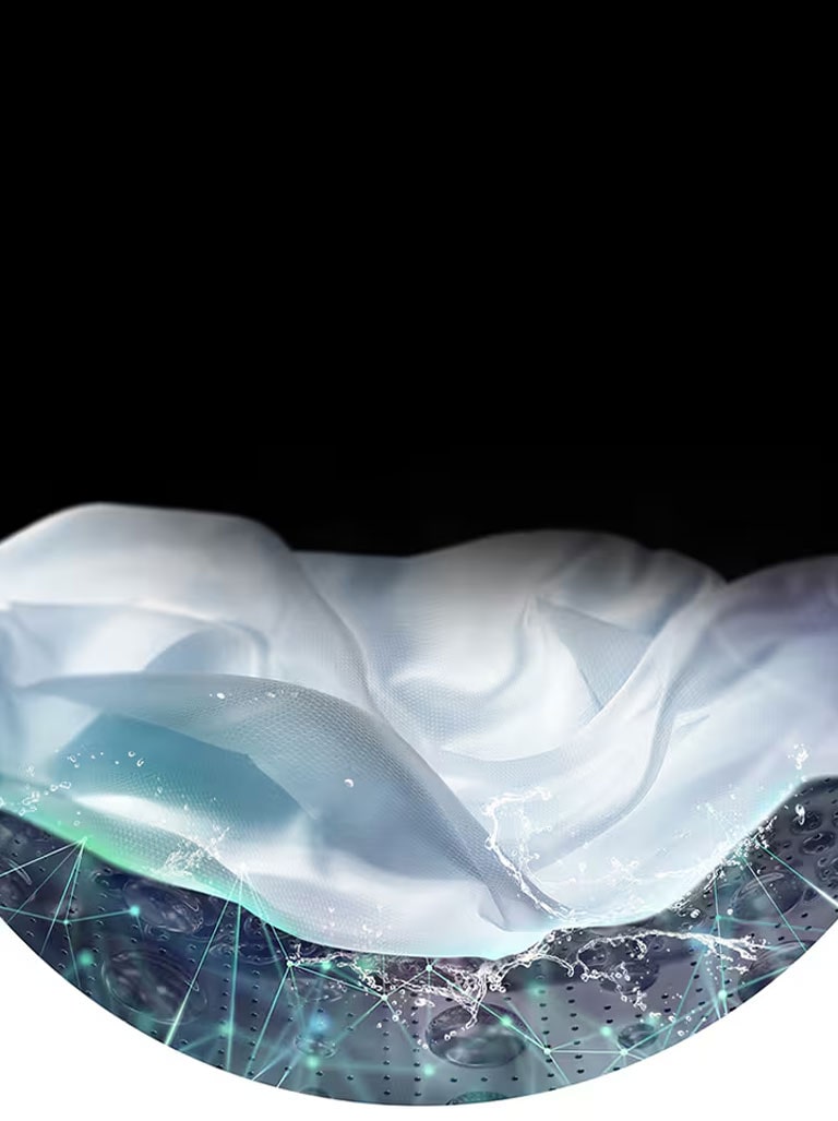 פיסת בד לבנה מוצגת בתוף של מכונת כביסה עם העמסה קדמית תוך כדי שטיפה.