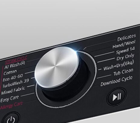 זוהי תמונה מוגדלת של כפתור החוגה ממתכת בלוח של מכונת כביסה.