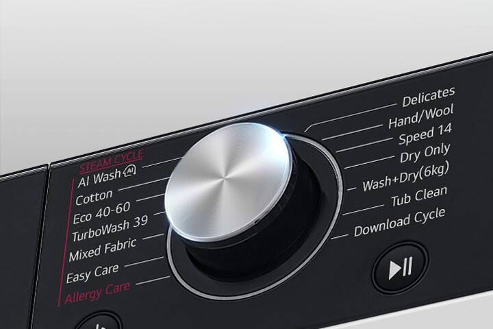 זוהי תמונה מוגדלת של כפתור החוגה ממתכת בלוח של מכונת כביסה.