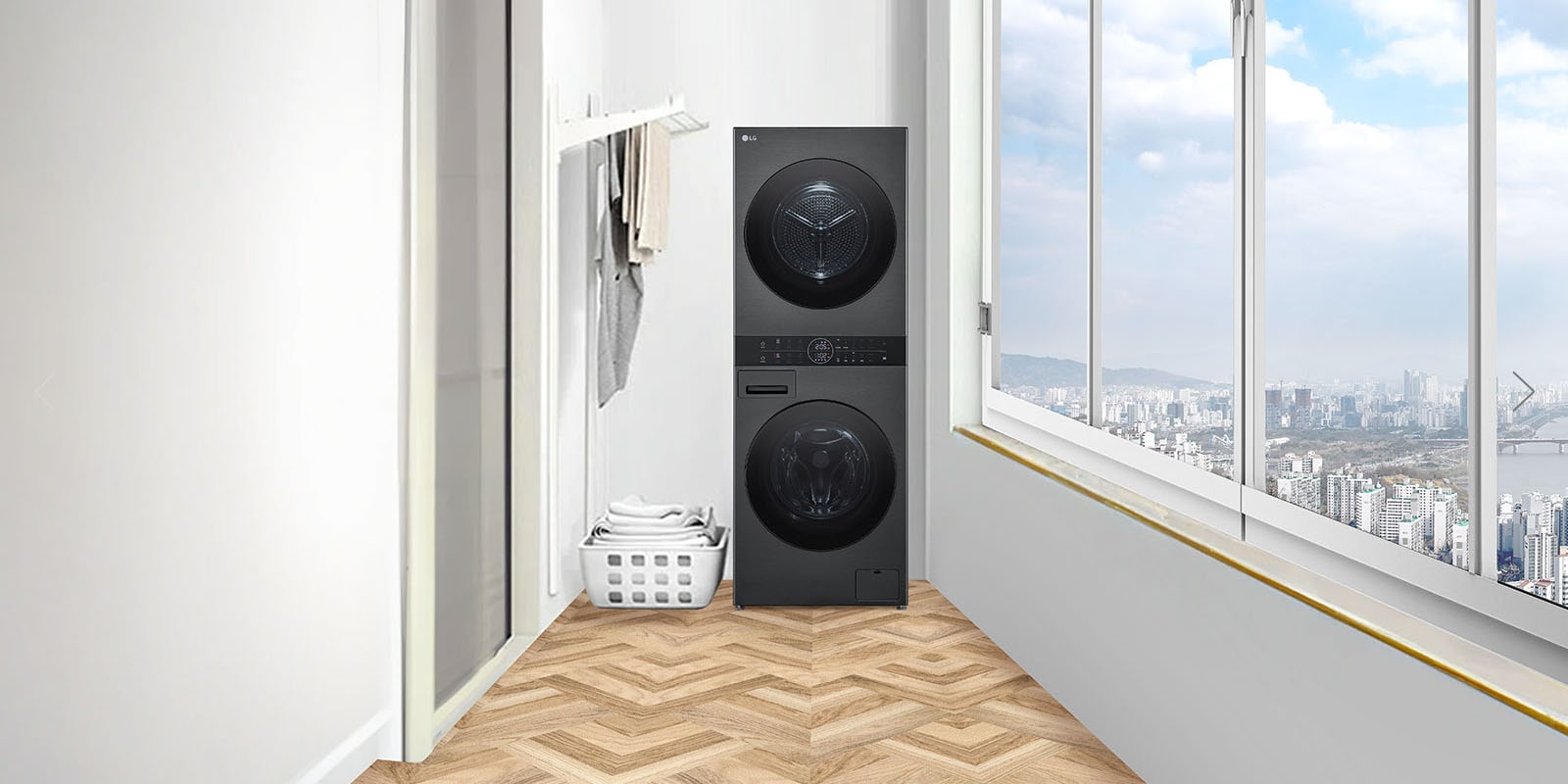 LG WashTower  ממוקם  על מרפסת בגוון לבן.