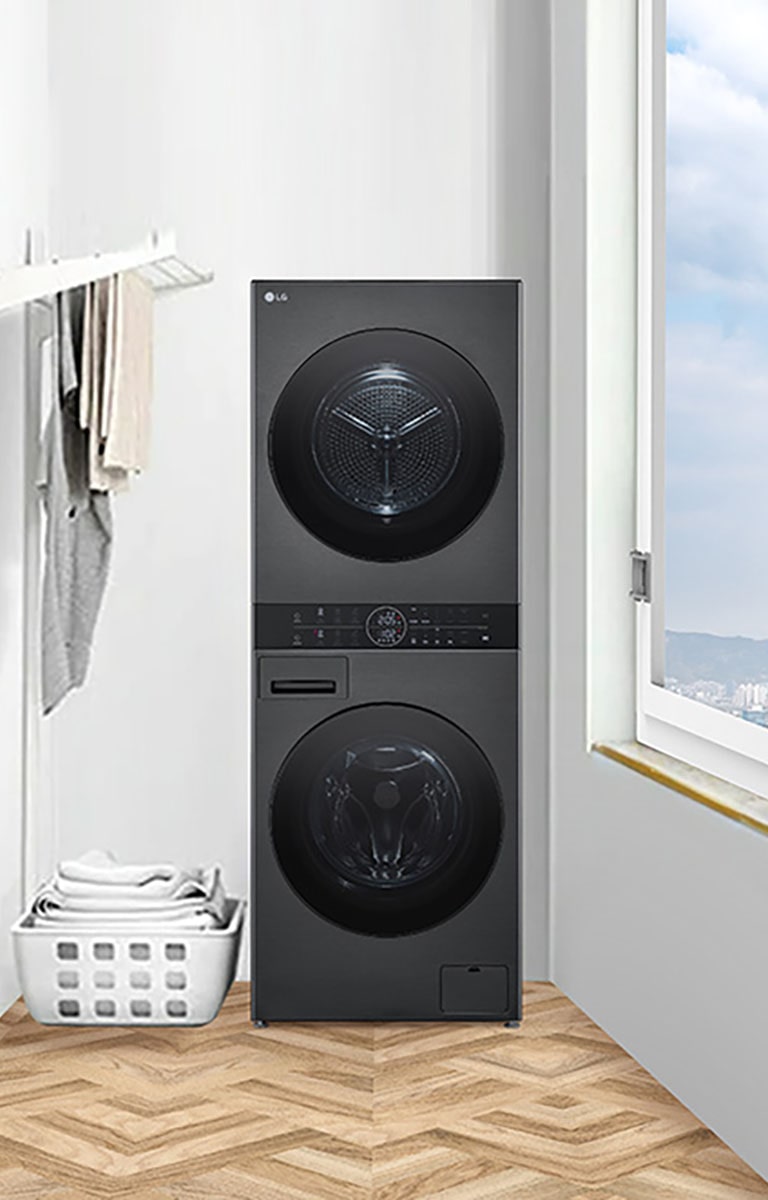 LG WashTower  ממוקם  על מרפסת בגוון לבן.