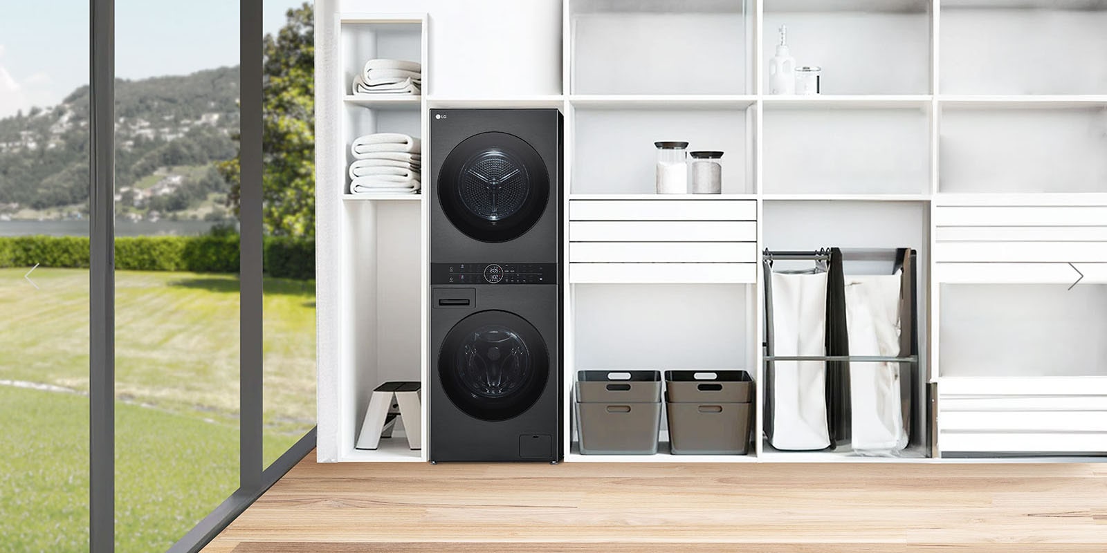 LG WashTower ממוקם בחלל רב-שימושי מתחת לגרם מדרגות.