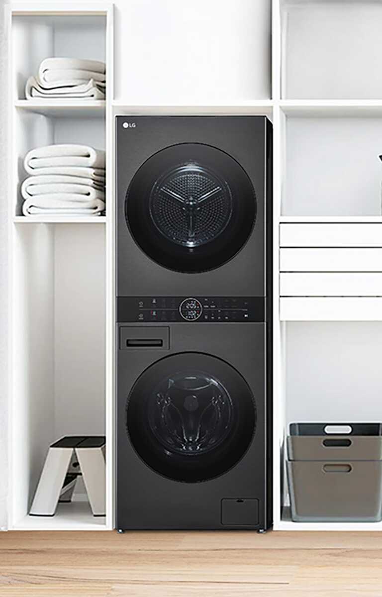 LG WashTower ממוקם בחלל רב-שימושי מתחת לגרם מדרגות.