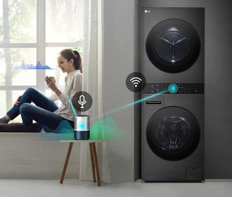 אישה יושבת על אדן החלון ומחזיקה משקה. היא מדברת אל רמקול הבינה המלאכותית, ניתן לראות זאת באמצעות קו שיוצא ממנה לכיוון הרמקול וגל קול לצד הפנים שלה. לאחר מכן, רמקול הבינה המלאכותית מתחבר אל מכונת הכביסה, ניתן לראות זאת באמצעות קו וגלי קול.