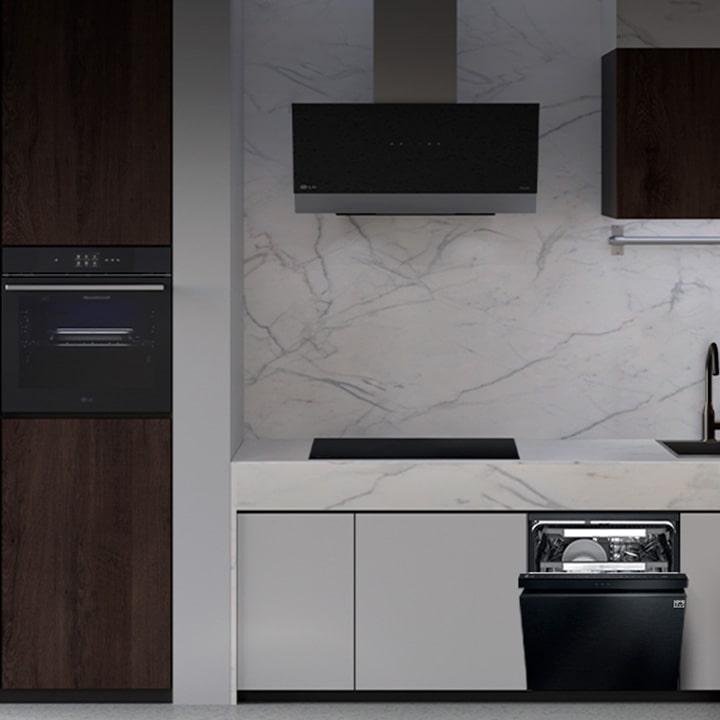 מטבח עם מדיח כלים רצפתי, תנור, קולט אדים וכיריים אינדוקציה של LG.