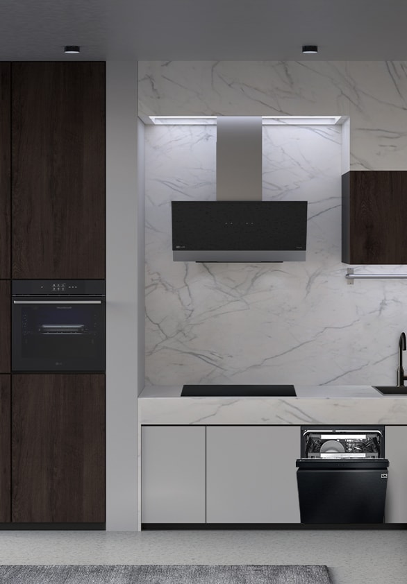 מטבח עם מדיח כלים רצפתי, תנור, קולט אדים וכיריים אינדוקציה של LG.