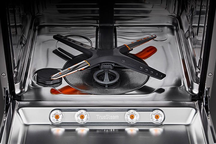 פנים מדיח הכלים מפלדת אל-חלד.