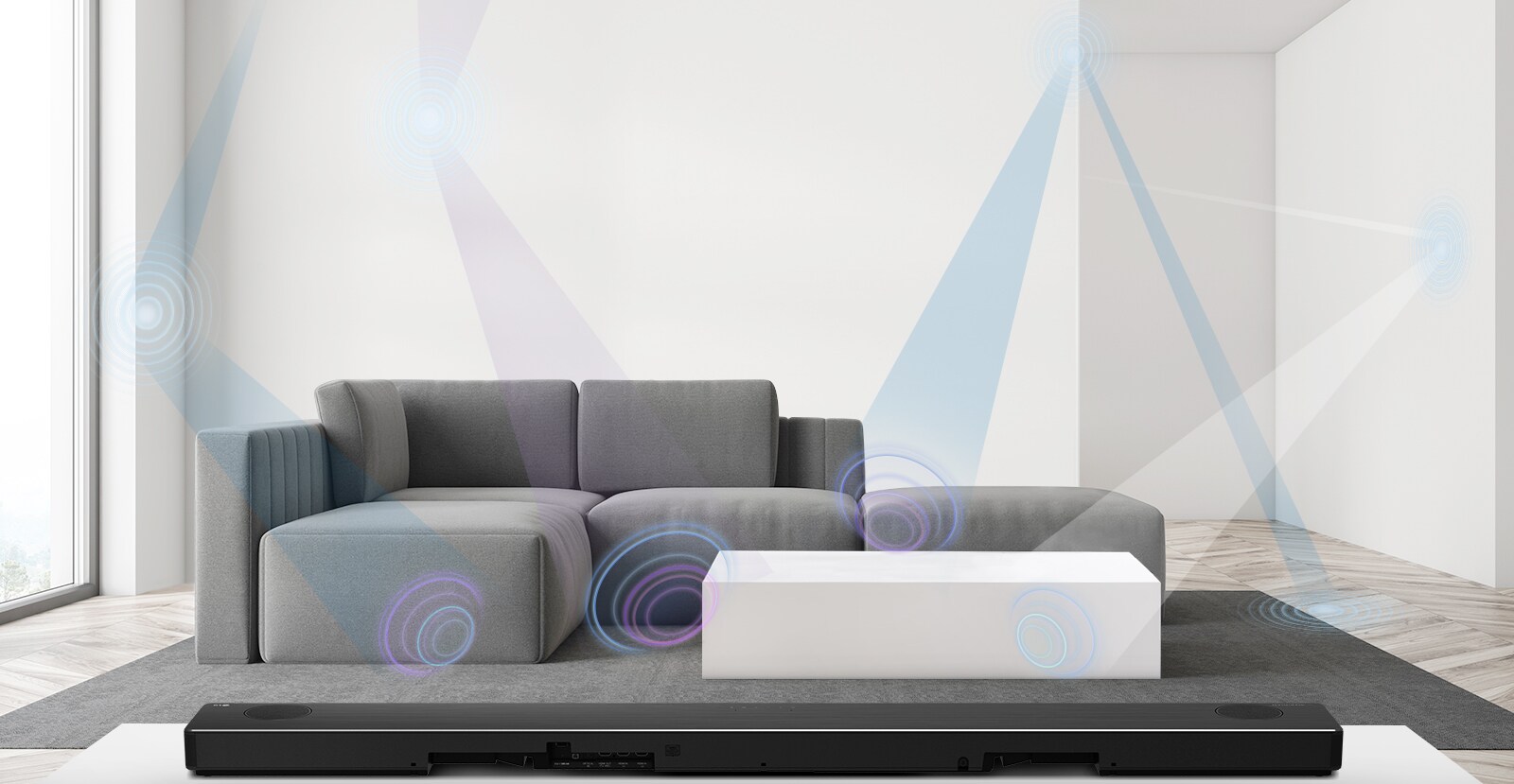 הצד האחורי של סאונד-בר של LG בסלון עם ספה אפורה במרכז. מוצגת גרפיקה של אורך גל המודד את החלל.