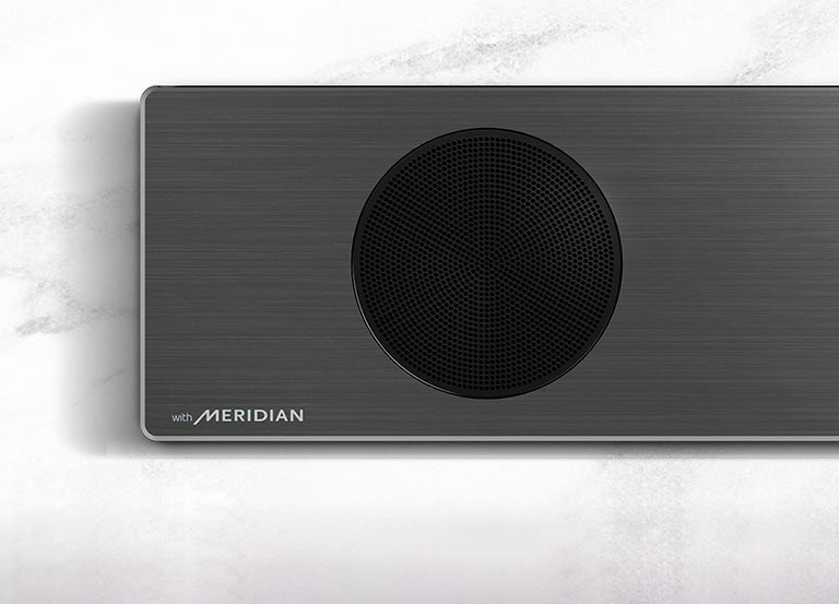 תקריב של צד שמאל של סאונד-בר מבית LG עם הלוגו של Meridian בפינה השמאלית התחתונה.