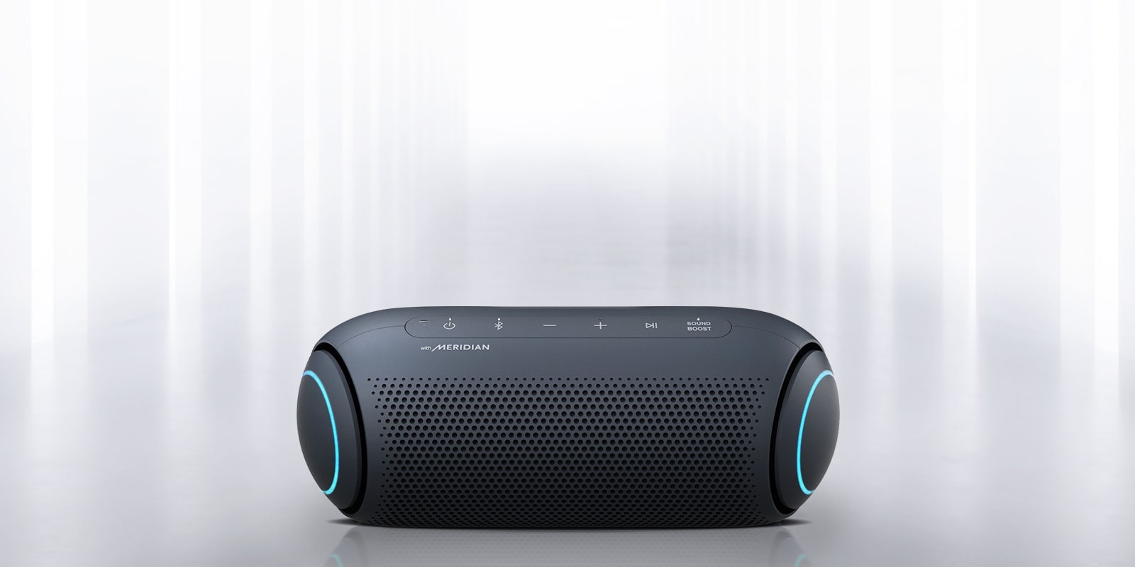 האור נפלט מסביבת הרמקול וניתן לראות בקדמת רמקול XBOOM Go תאורה כחולה משני קצותיו.