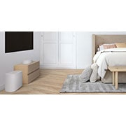 LG מקרן קול QP5W מבית LG, מבט צד על סאונד-בר וסאב וופר הממוקמים על ארון עץ בחדר שינה נעים ונוח, QP5W, thumbnail 4