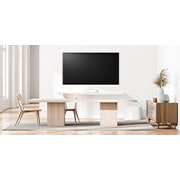 LG מקרן קול QP5W מבית LG, מבט קדמי על סאונד-בר וסאב וופר הממוקמים בפינת אוכל, QP5W, thumbnail 5