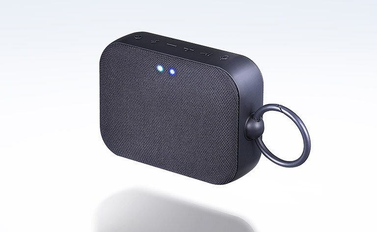 LG XBOOM Go PN1 נוטה לשמאל ומרחף באוויר.