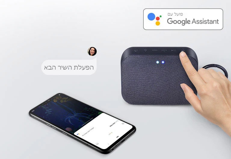 אצבע מצביעה על לחצן המיקרופון שנמצא בחלק העליון של PN1. PN1 פונה לפנים.