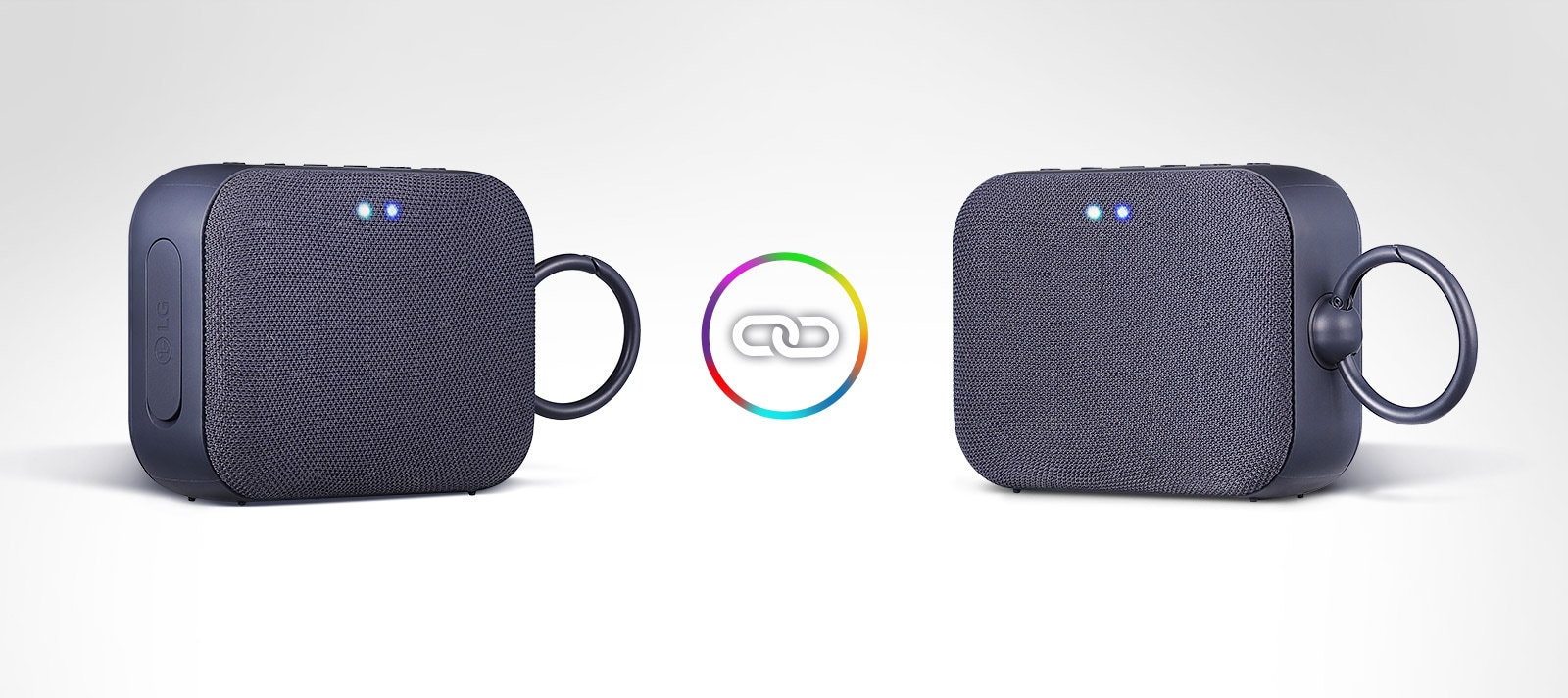 שני מכשירי PN1 ניצבים משמאל ומימין, ופונים מעט זה אל זה. מוצג לוגו של שני עיגולים הקשורים אל עיגול גדול בצבעי הקשת המוצג בין שני מוצרי PN1.