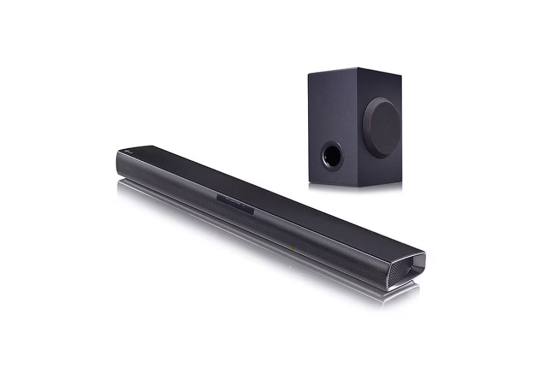 LG SQC1, מקרן קול חכם 160W עם 2.1 ערוצים וסאב-וופר עוצמתי אלחוטי. השלם את חוויית הצפייה עם מקרן קול קומפקטי ואיכותי המתאים לטלוויזיה בכל גודל., מבט בגובה העיניים, SQC1