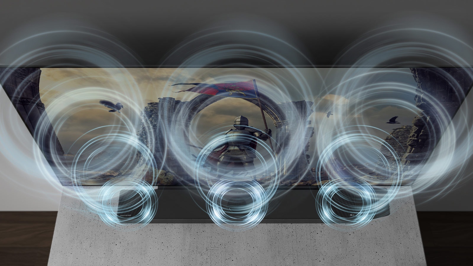 מקרן קול ניצב על ארון וגלי צליל כחולים בוקעים מהסאונד בר בדיוק אל הצד שמול הטלוויזיה.