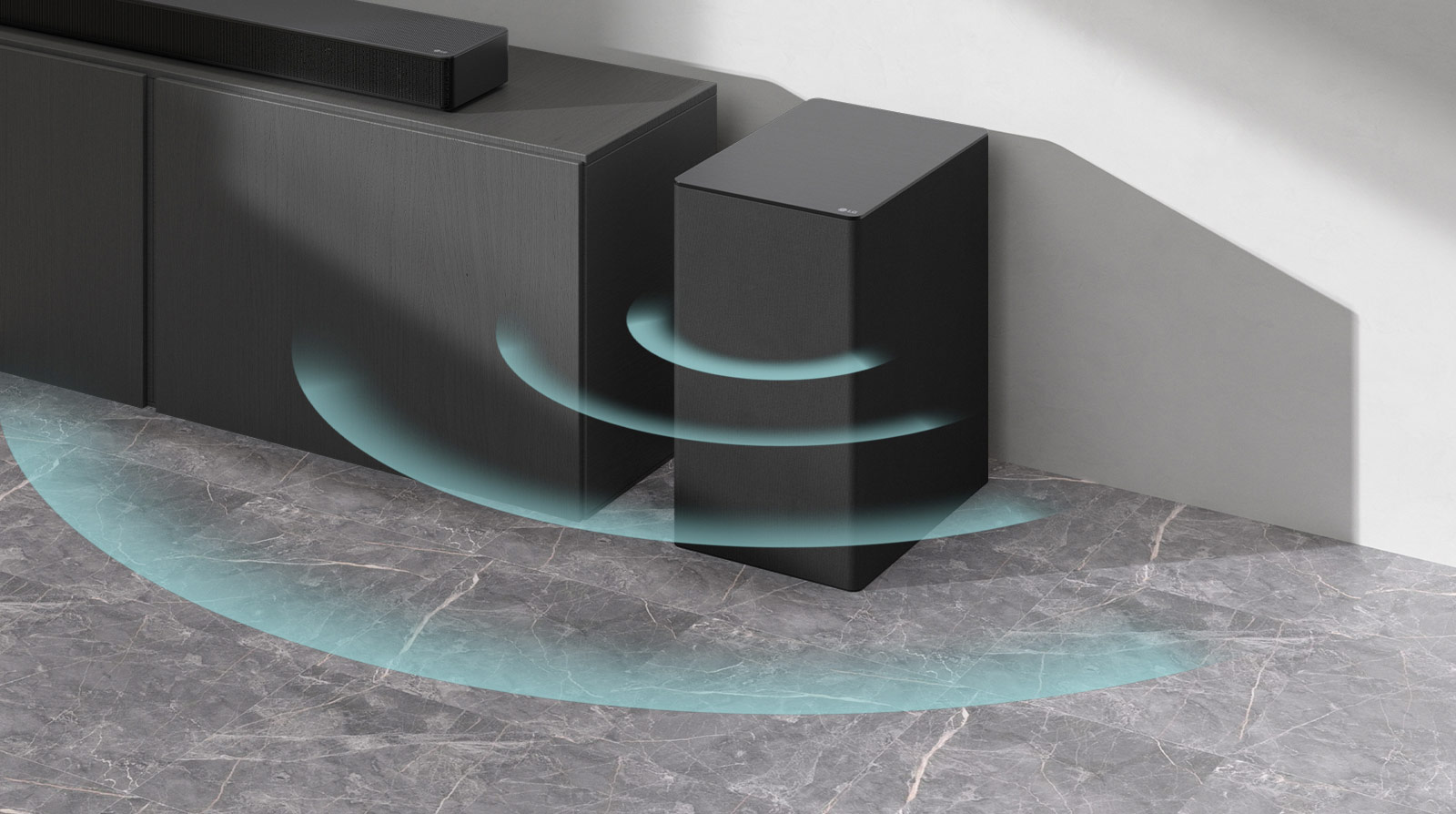 מקרן קול ניצב על גבי הארון. לידו, על הרצפה, ניצב סאב וופר אלחוטי. גרפיקת צלילים בצבע כחול בוקעת מהסאב וופר.