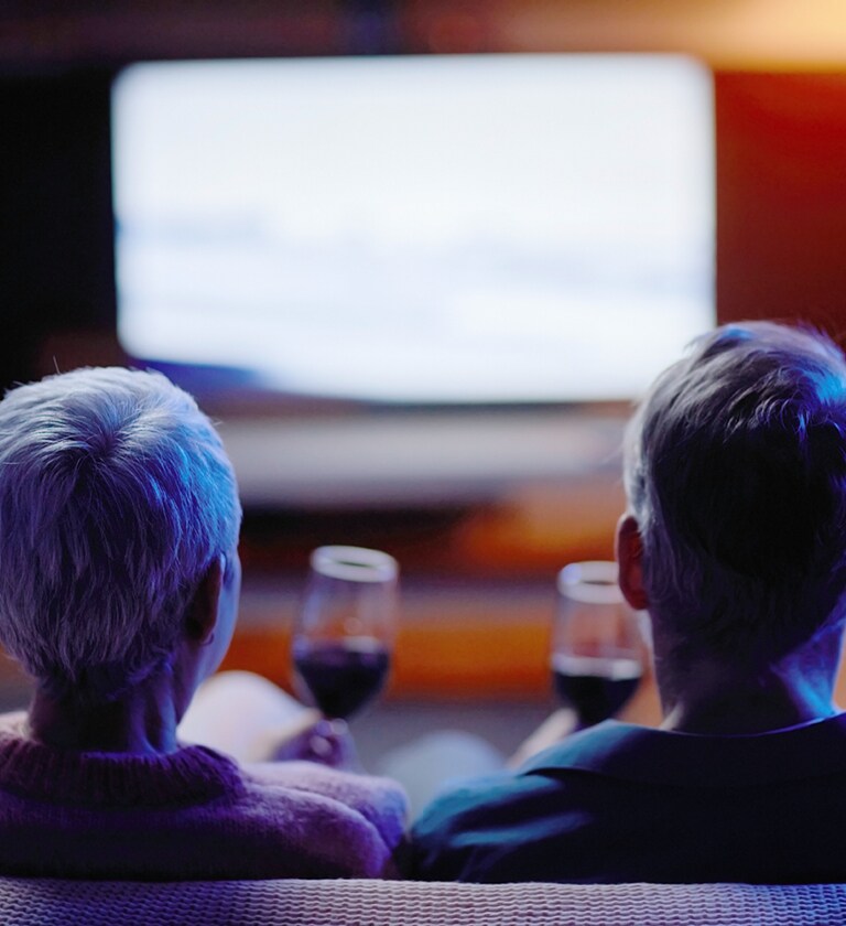 טלוויזיית LG לקשישים: נגישות, שליטה קולית, וקלות שימוש