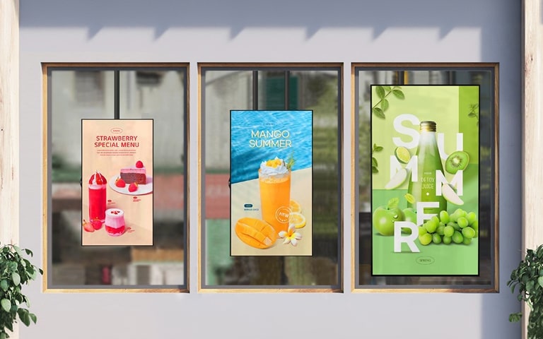 על החלון, בצד הפנימי של בית הקפה, מותקנים שלושה XS4P בעלי מידות שונות. התוכן מוצג בבירור ובחדות מבעד הזכוכית, אפילו אם הסביבה בהירה.