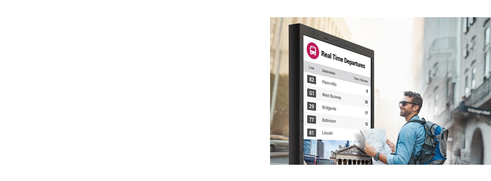 איש שמרכיב משקפי שמש קורא את התוכן בצג.