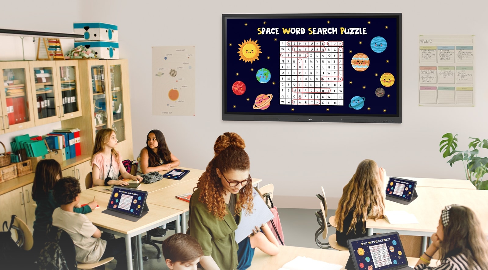 מתנהל שיעור בכיתה, והחומר הנלמד מוצג על LG CreateBoard בקיר בכיתה ומשותף במחשבי הלוח של התלמידים.