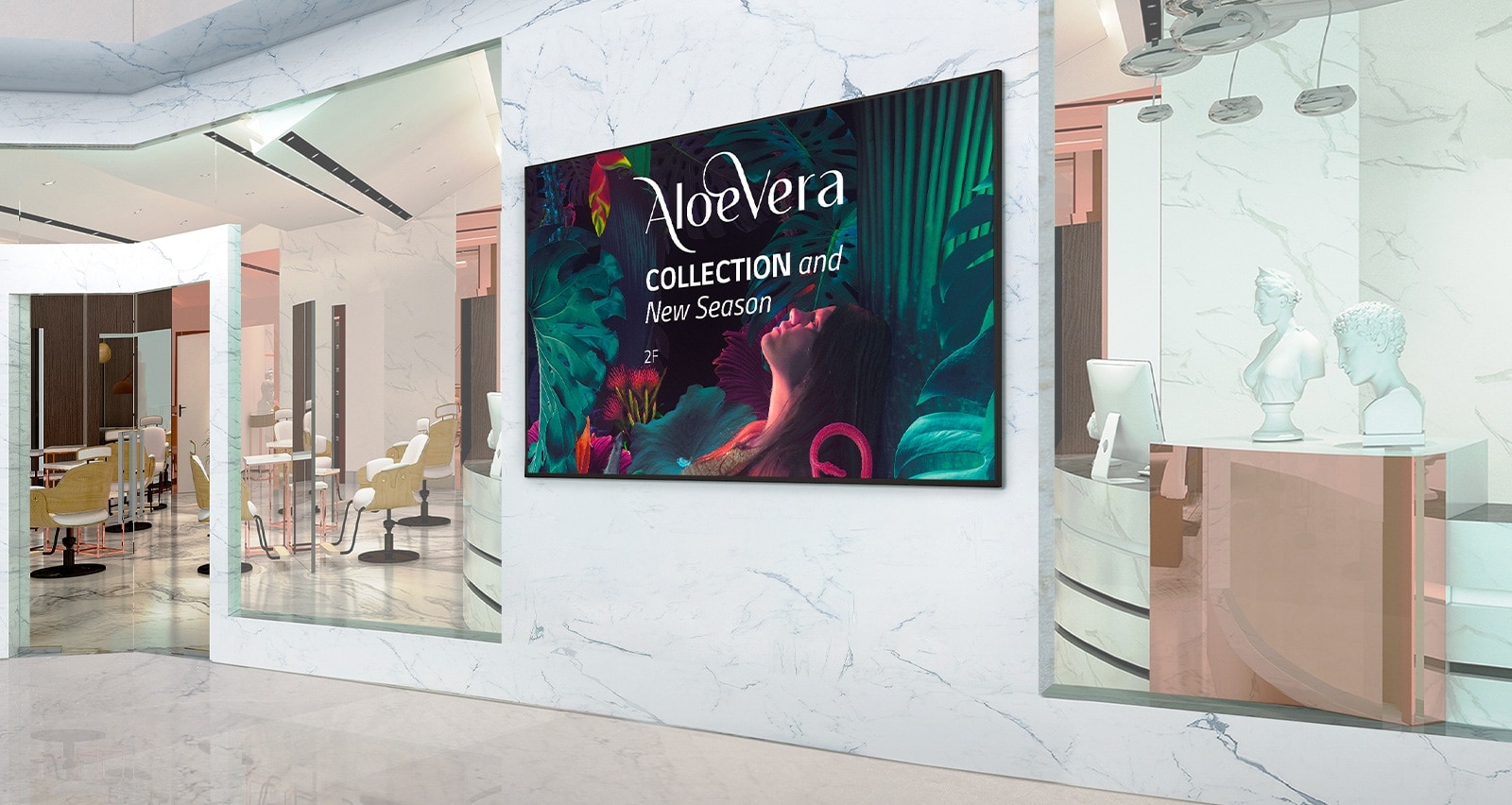 מסך המותקן על הקירות בתוך הקניון מציג פרסומות מרהיבות. 