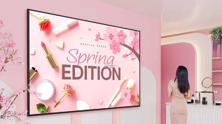 בחנות הקוסמטיקה,מסך UH5N-M מותקן על הקיר, והעיצוב הדק והמסגרת האחידה שלו משתלבים בצורה חלקה עם חלל הפנים. 