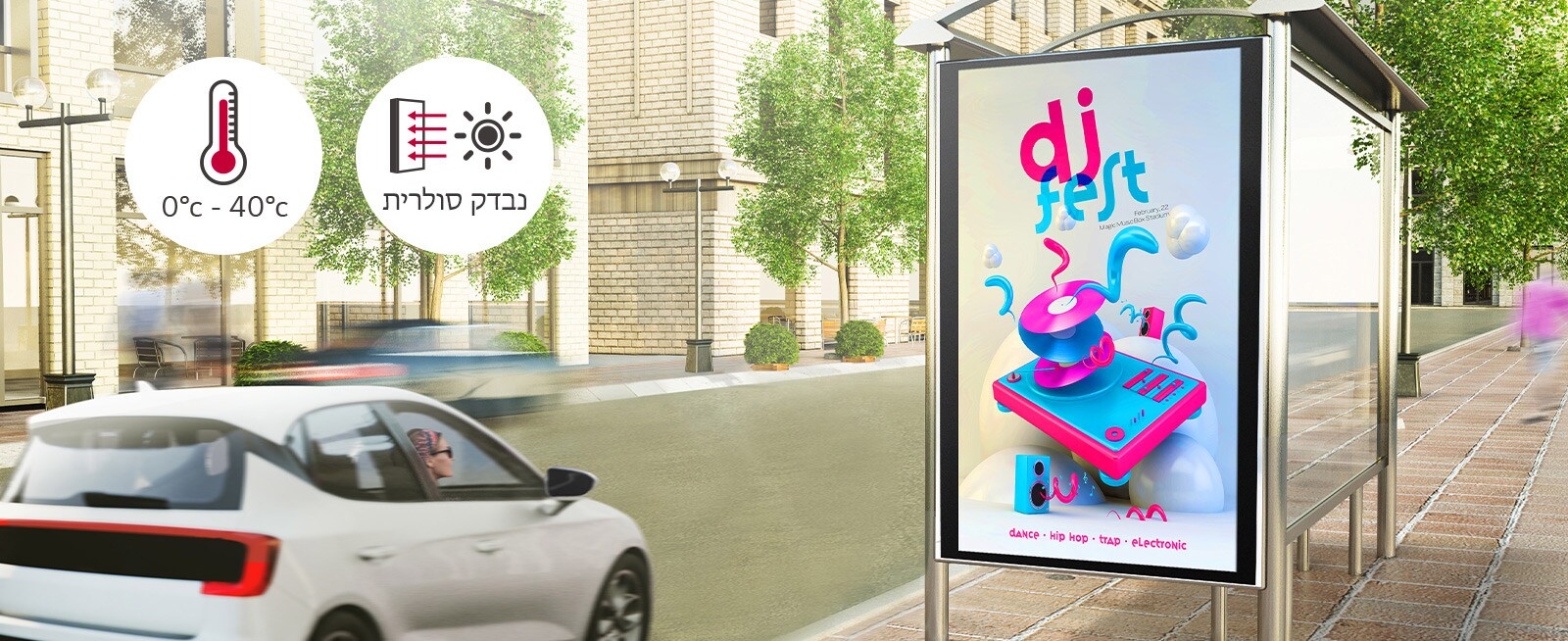 אישה במכונית מסתכלת על מודעת DOOH (מדיה דיגיטלית מחוץ לבית) בצד הדרך. באמצעות בדיקה סולארית שנערכה בתוך LG, מוצר זה יכול לפעול בטווח רחב של טמפרטורות של 0 עד 40 מעלות.