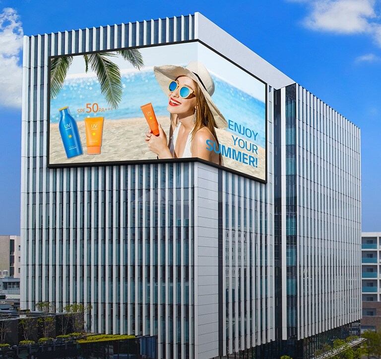 מסך מותקן בפינת הבניין.