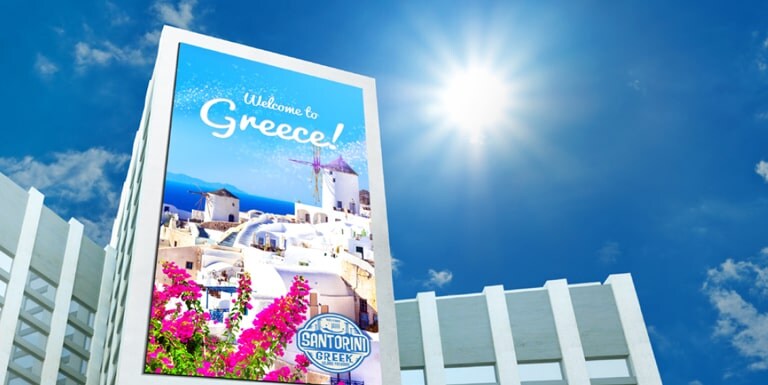 שילוט ה-LED מותקן על קיר חיצוני של בניין, ומשדר את המידע בבהירות יוצאת מן הכלל תחת אור השמש.