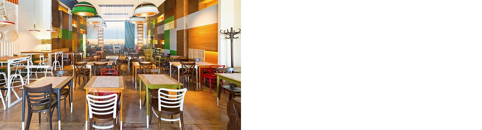 תמונה של דוכן מזון בקניון כאשר המיזוג פועל.