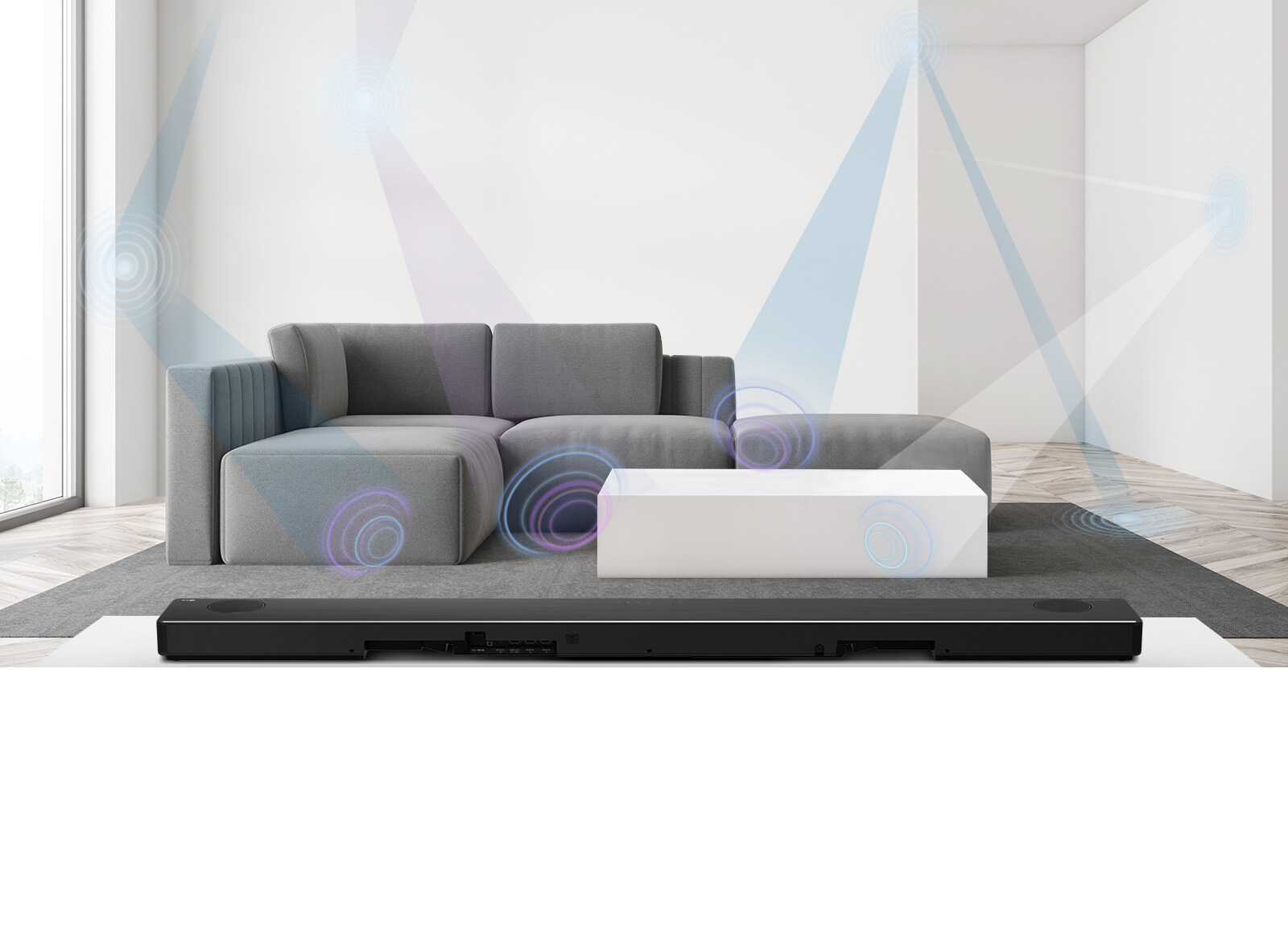 הצד האחורי של סאונד-בר של LG בסלון עם ספה אפורה במרכז. מוצגת גרפיקה של אורך גל המודד את החלל.