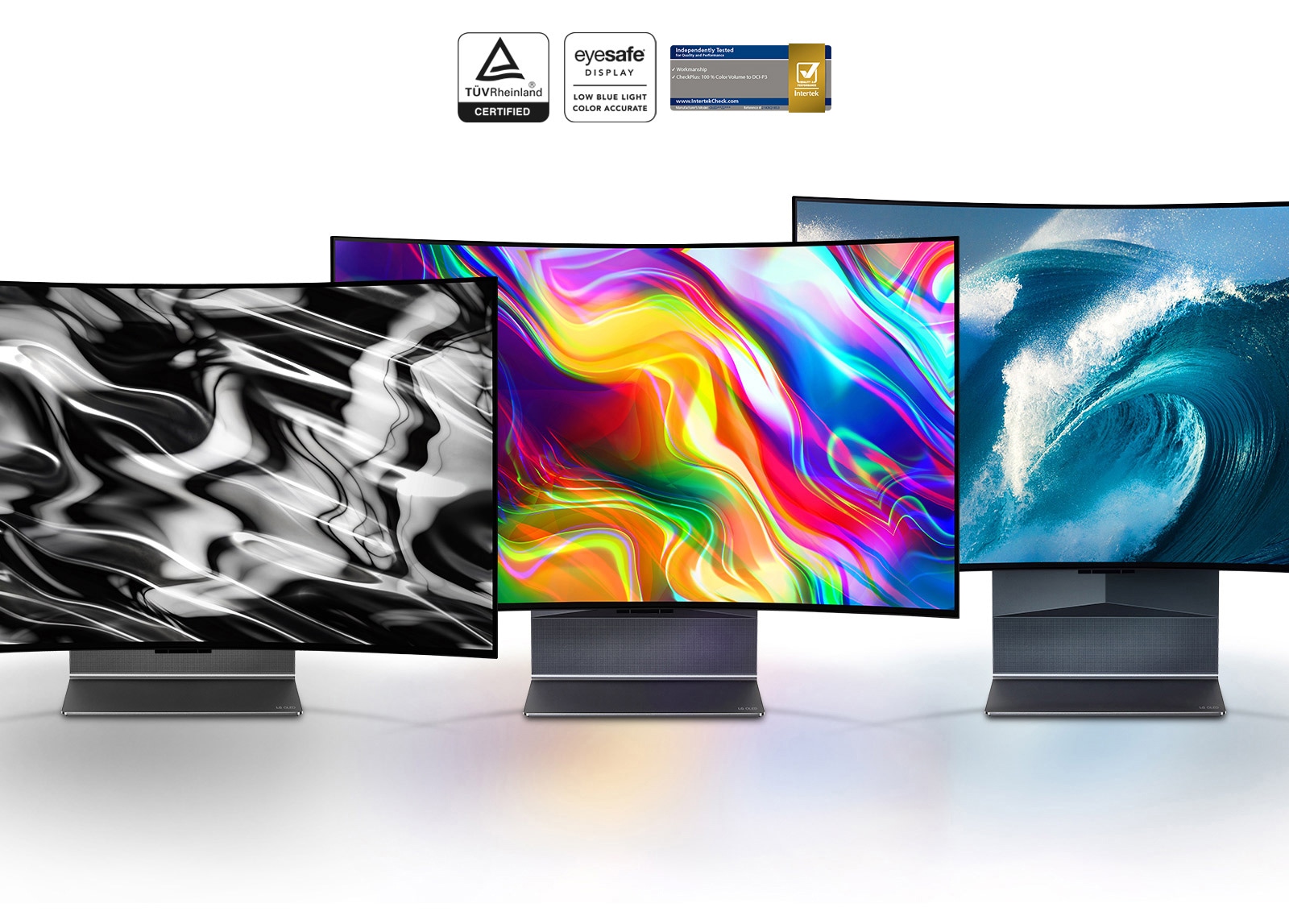 שלוש טלוויזיות LG OLED Flex מוצגות כשהן ניצבות זו לצד זו ובמסכים מוצגות תמונה שחורה בסגנון אבסטרקט, תמונה צבעונית בסגנון אבסטרקט ותמונה של גל כחול.