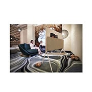 LG טלוויזיית LG 4K OLED evo POSE, עם מעבד הבינה המלאכותית העוצמתי אלפא 9 מהדור ה-5 ברזולוציית 4K, תומכת ב-100% בפורמטים HDR, HDR Dolby Vision ו-Dolby Atmos. טלוויזיית webOS22 חכמה, הטלוויזיה הטובה ביותר לגיימינג., LifeStyleShoot_Pose_55_Milan_Design_Week_2022, 42LX1Q6LA, thumbnail 15