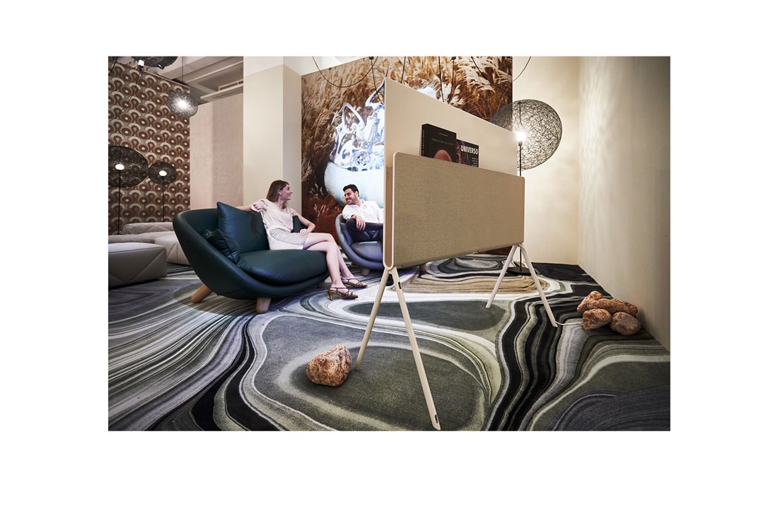 LG טלוויזיית LG 4K OLED evo POSE, עם מעבד הבינה המלאכותית העוצמתי אלפא 9 מהדור ה-5 ברזולוציית 4K, תומכת ב-100% בפורמטים HDR, HDR Dolby Vision ו-Dolby Atmos. טלוויזיית webOS22 חכמה, הטלוויזיה הטובה ביותר לגיימינג., LifeStyleShoot_Pose_55_Milan_Design_Week_2022, 55LX1Q6LA, thumbnail 15