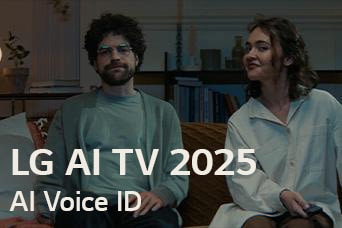 הכותרת אומרת, 2025 LG AI TV, AI Voice ID. גבר ואישה, אוחזים בשלט הטלוויזיה, יושבים על ספה.