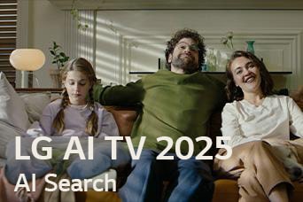 הכותרת אומרת, 2025 LG AI TV, AI Search. משפחה בת שלוש נפשות יושבת על הספה שלהם בסלון.