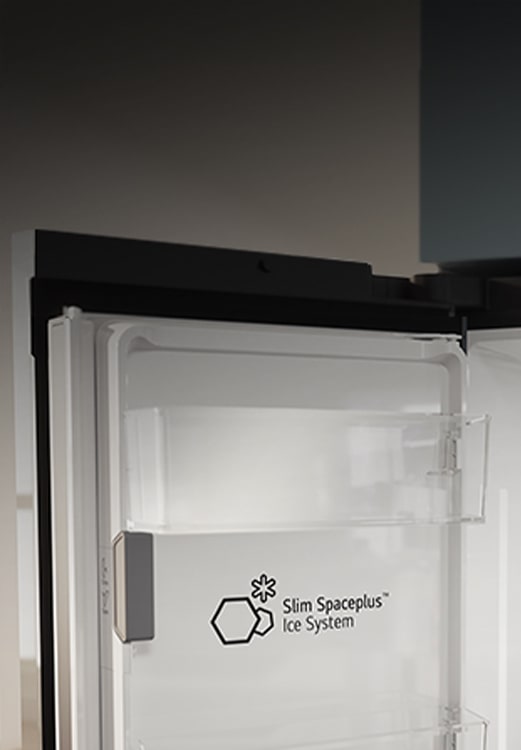 לוגו של Slim SpacePlus™ Ice System מוצג על הדלת הפנימית של המקרר הפתוח.