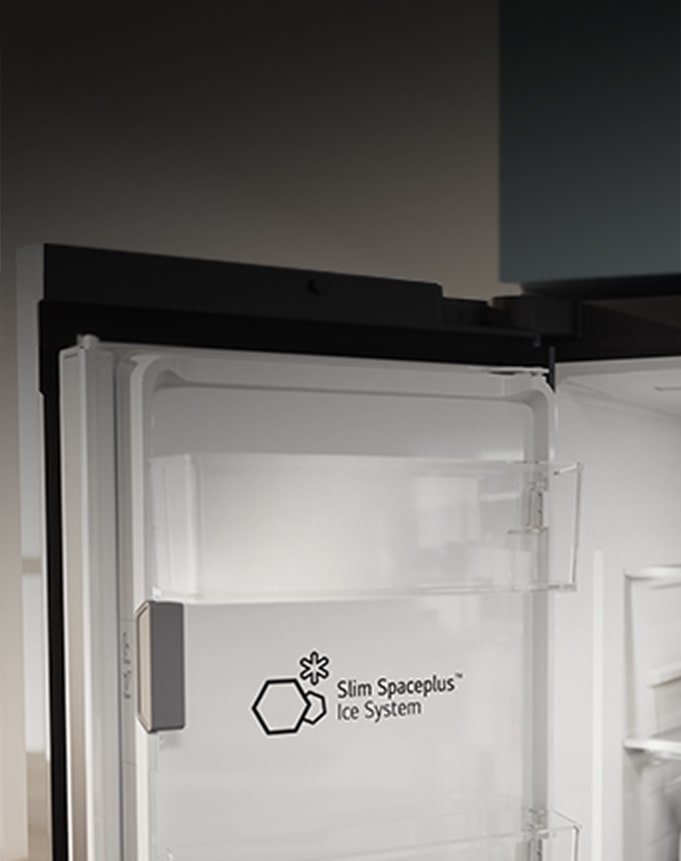 לוגו של Slim SpacePlus™ Ice System מוצג על הדלת הפנימית של המקרר הפתוח.