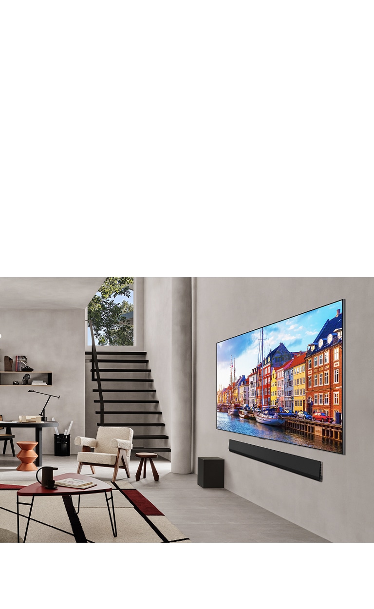 סלון עם טלוויזיית LG TV ומקרן הקול LG Soundbar התלויים על הקיר.