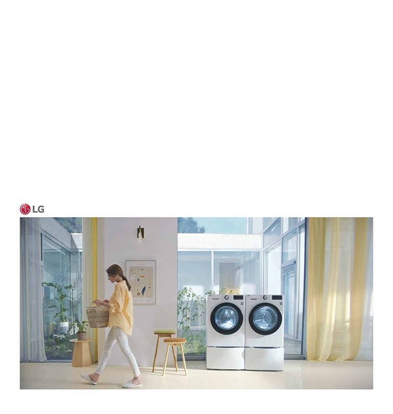 מכונת כביסה ממוקמת במרכז החדר. אישה הולכת עם סל כביסה.