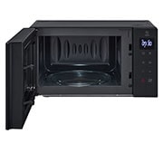 LG מיקרוגל NeoChef™ LG שחור עם קיבולת של 20 ליטר, חזית, פתוח ומזון בפנים, MS2032GAS, thumbnail 4