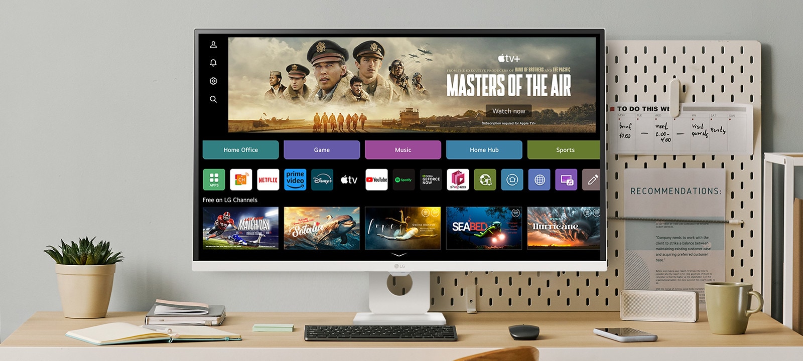 בסרטון נראה מסך חכם המונח על שולחן העבודה, כאשר המסך עובר לפי הסדר של webOS, משרד ביתי, מוזיקה, משחק, כושר וספורט.