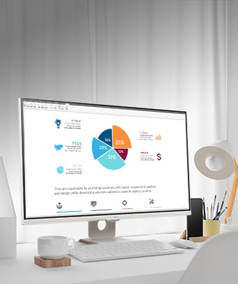 על השולחן יש מסך חכם, המציג מסמך משרד ביתי שעליו עובדים. משמאל למסך, יש ספל עם ידית, ומימין למסך, יש טלפון נייד, מחזיק עיפרון, ומעמד.	