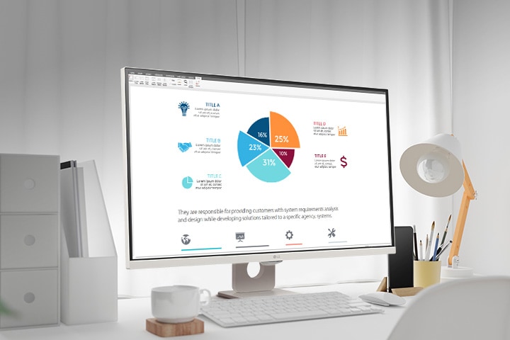 על השולחן יש מסך חכם, המציג מסמך משרד ביתי שעליו עובדים. משמאל למסך, יש ספל עם ידית, ומימין למסך, יש טלפון נייד, מחזיק עיפרון, ומעמד.	